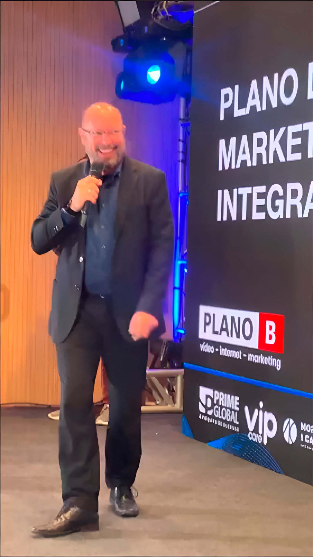 Thiago Maniglia: Palestrante, Educador e Estrategista liderando palestra sobre marketing integrado.